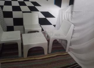 chaise, table et fauteuil en polyester 