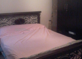 Lit double complet et table de chevet