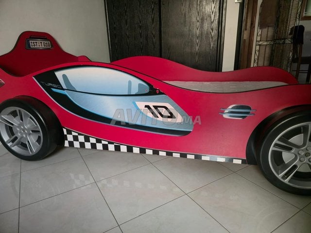 Lit enfant en forme de voiture avec matelas 