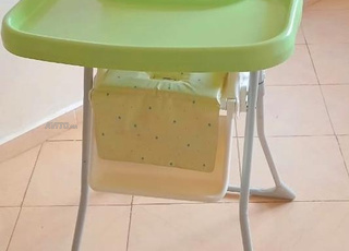 chaise haute bébé réglable et propre 