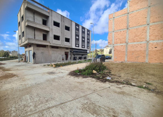 أرض ذات واجهتين للبيع في تجزئة الزموري