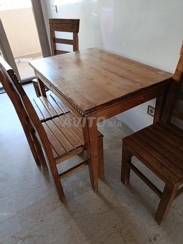 À vendre Table à manger avec 4 chaises en bois