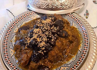 طباخة ماهرة لجميع الاطباق المغربية التقليدية 