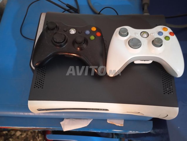 Xbox 360 flache avec 4 jeux et 2 manette original