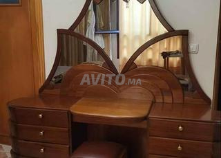 خزانة بمرآة مع مقعدها من الخشب الصلب