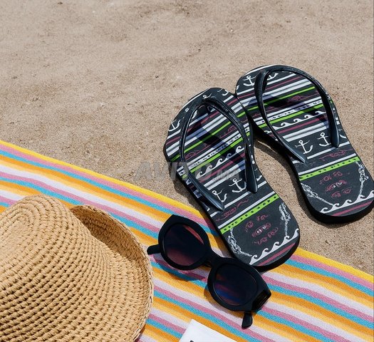 Lunettes de soleil avec une pochette de papillons 