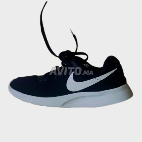 je vends baskets basses noires Nike. 