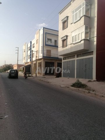 Maison 2 étages avec garages commerciaux