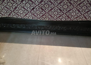 salon marocain avec table ronde et tabourets 