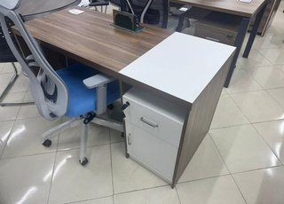 Bureaux et chaises 