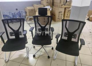 Chaise de bureau avec roulettes	كرسي مكتب بعجلات