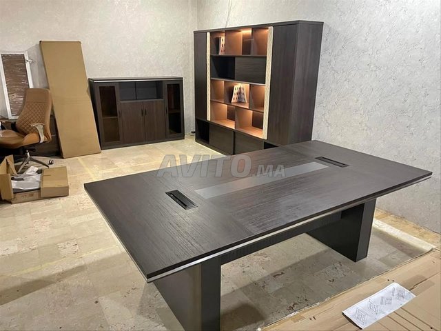 🪑 Table de conférence avec passage câbles intégré