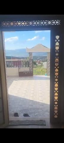 ارض بها منزل للبيع في موقع ممتاز