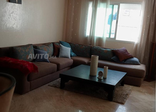 un grand salon et un fauteuil à vendre 