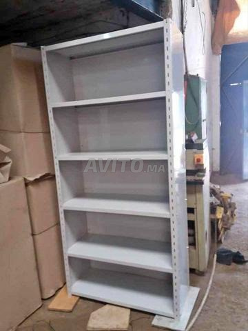 Rayonnage métallique avec fond et parois dispo