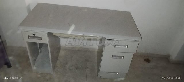 Bureau en acier avec rangement de casier