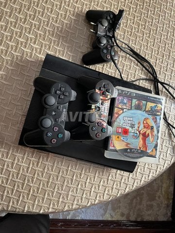 ps3 super slim avec 3 manete original 500gb 8 jeux