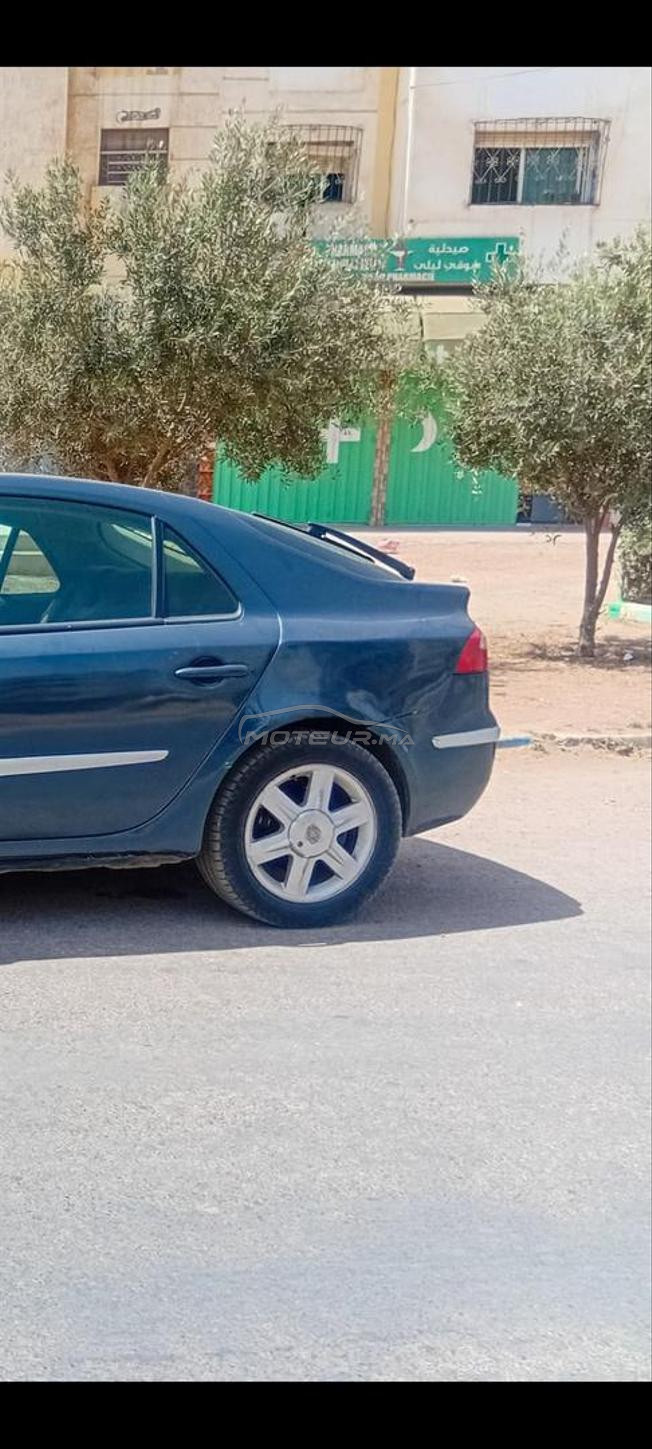 السيارة في حالة جيدة وتحتوي على مصابيح جديدة