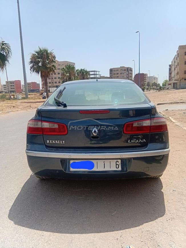 السيارة في حالة جيدة وتحتوي على مصابيح جديدة
