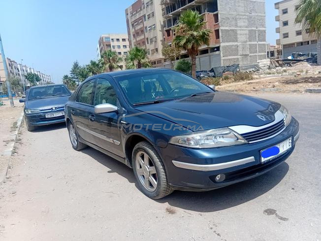 السيارة في حالة جيدة وتحتوي على مصابيح جديدة