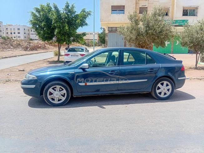 السيارة في حالة جيدة وتحتوي على مصابيح جديدة