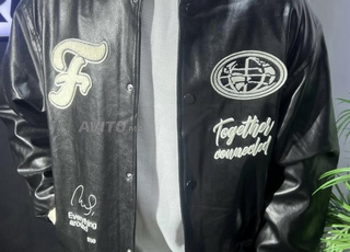 جاكيط Varsity رجالي – جلد صناعي أنيق