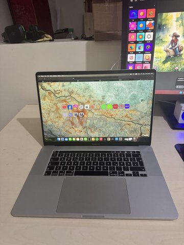 MacBook Pro 2019 i9 16 32 RAM512  SSD |214 cycles
