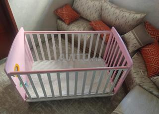 lit pour bébé en bon état 