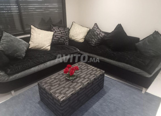 Salon moderne complet en bon état