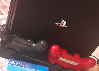 ps4 pro , 2 manettes originale  
