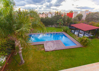 عدة فيلات ممتازة مع مسبح بجميع مناطق طنجة