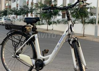 دراجة كهربائية من طراز الرفيع 