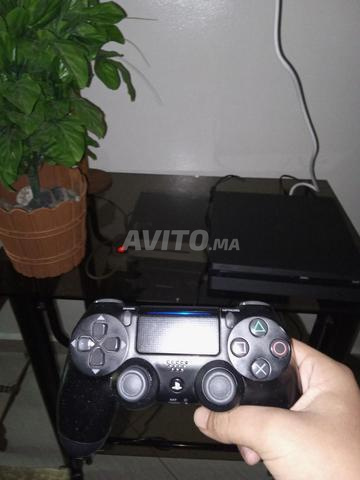 PS4 slim avec deux manettes et CD Rainbow Six - 2