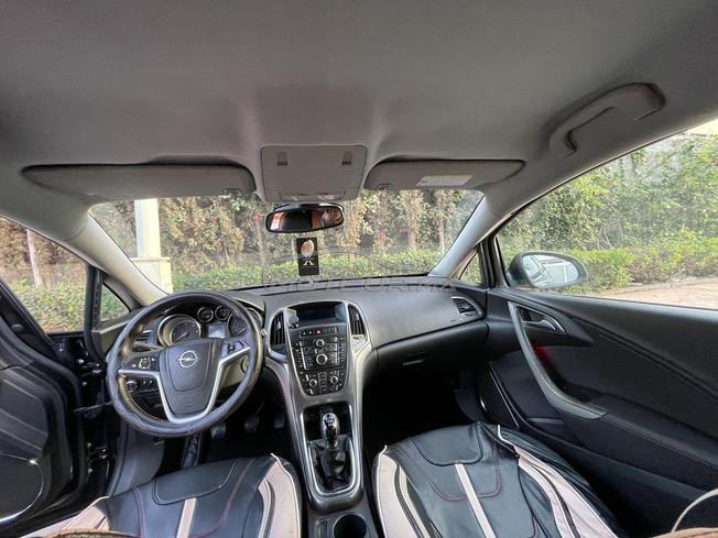 Opel Astra Diesel Manuelle 2012 à Agadir