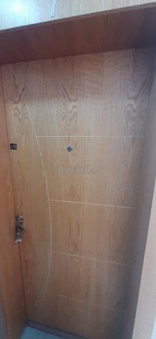 Porte d’entrée en bois massif avec cadre