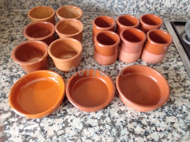12 pots et 3 ramequins - 12 وعاء و 3 أطباق صغيرة
