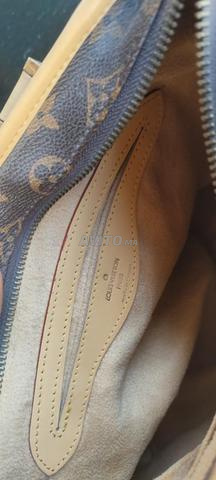 حقيبة كتف لويس فيتون بنية اللون مُقيّمة