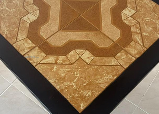 Table carrée en bois avec plateau décoratif