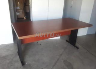 Bureau avec structure métallique