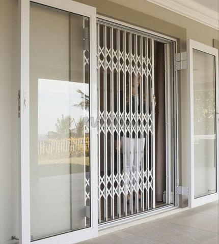 Pose de grille de sécurité pour portes et fenêtres