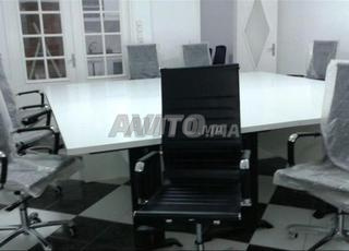 طاولة غرفة اجتماعات