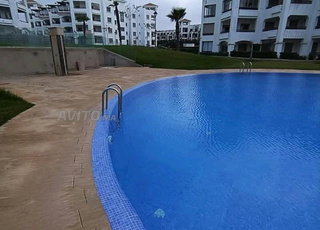 شقة مع مسبح تطل على البحر 