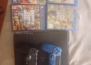 ps4 slim et 2 mannetes et 4 cd 
