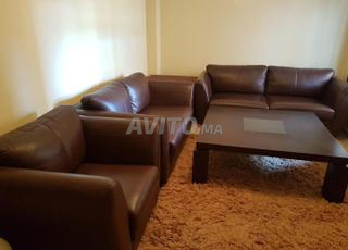 Salon canapé  cuir  et 2 tables 