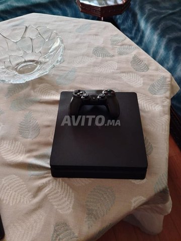 ps4 slim en très bon état 500mo et une mannete