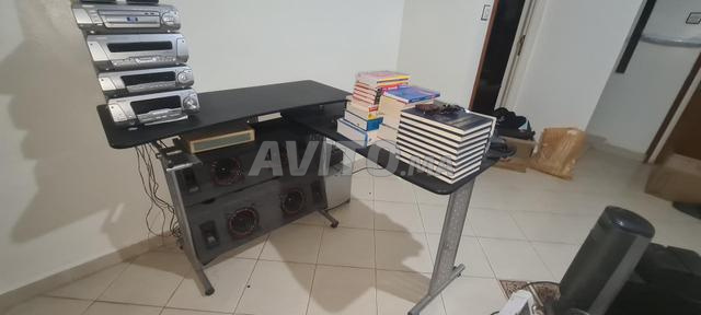 table de pc et chaise bureauet et Effets de bureau