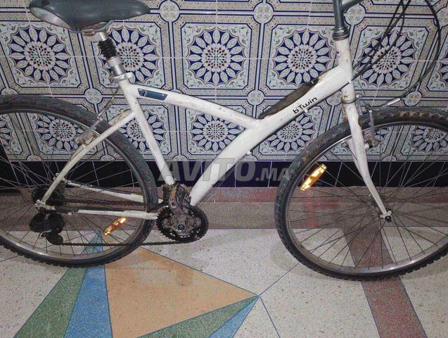 دراجة بيضاء من نوع btwin بحالة جيدة و مريحة