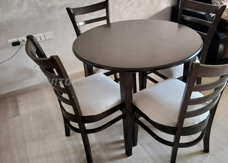 Table à manger et 4 chaises