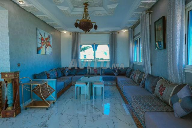 فيلا فاخرة مع مسبح كبير وحديقة وملاعب رياضية  - 2