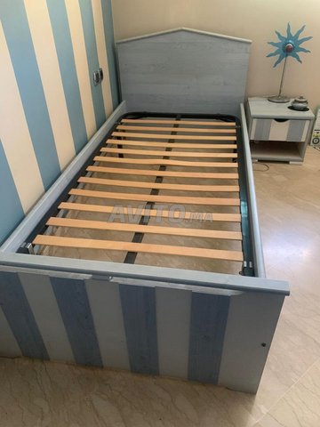 Lit de (1) personne 1,90/90 Avec table de chevet